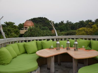 5190Fresh in the Garden, cenar sobre vegetación tropical. Soneva Fushi, Maldivas