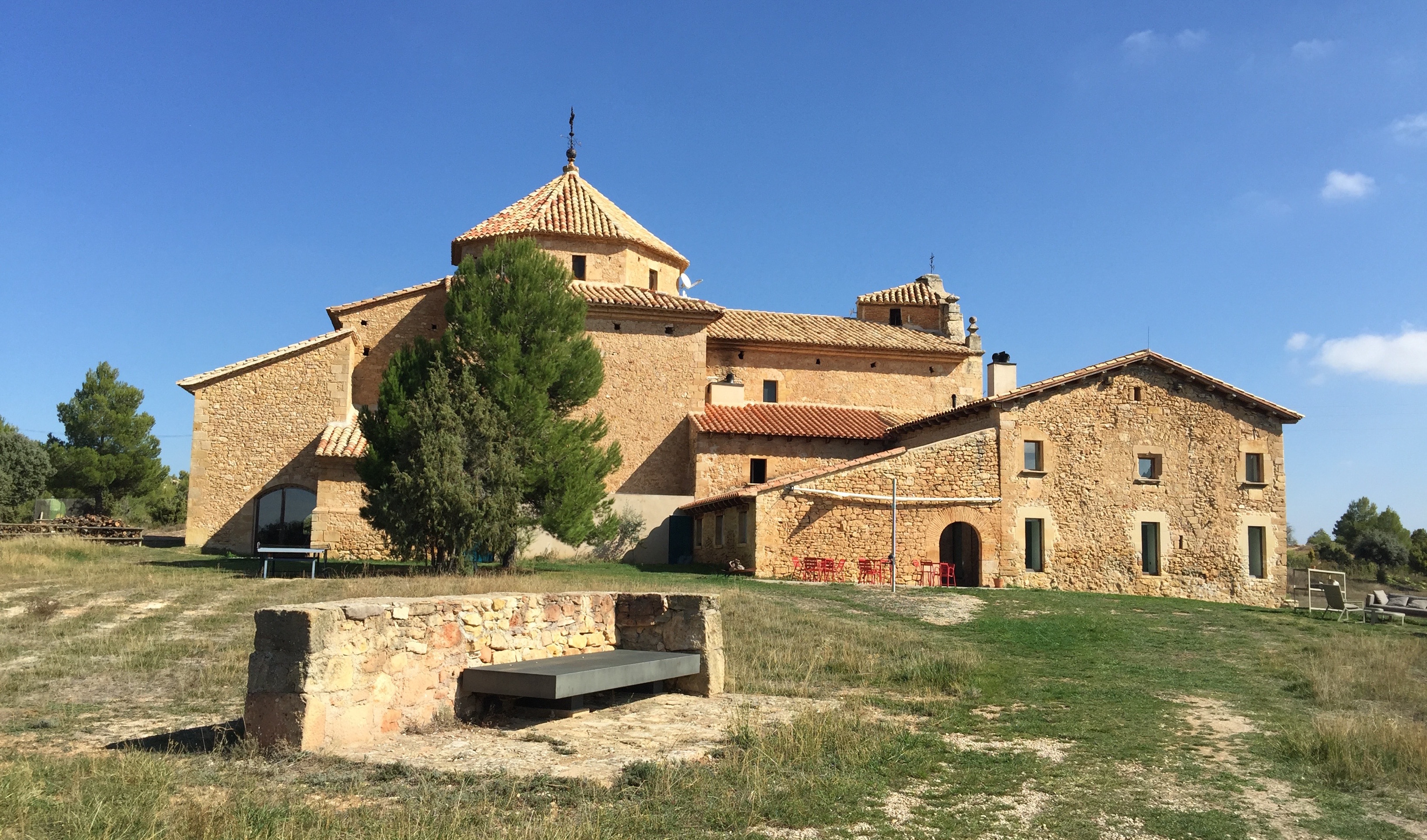 3262Hotel Consolación, cuando la rehabilitación de la antigua casa de un ermitaño da lugar a un singular hotel. Monroyo, Teruel.