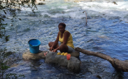 5739mujer dominicana lavando en el río